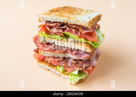 Ein BLT ist eine Art Sandwich, benannt nach den Initialen seiner Hauptzutaten, Speck, Salat und Tomaten Stockfoto