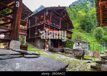 Typische Häuser im Walserstil in Pedemonte, Alagna Valsesia, Piemont, Italien Stockfoto