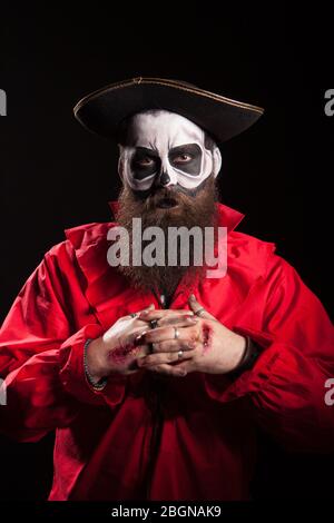 Mann verkleidet wie ein gefährlicher Pirat für halloween auf schwarzem Hintergrund. Stockfoto
