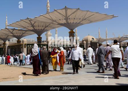 Heilige Moschee in Medina, Saudi Arabien. Gläubige schwärmen in die Moschee. Stockfoto