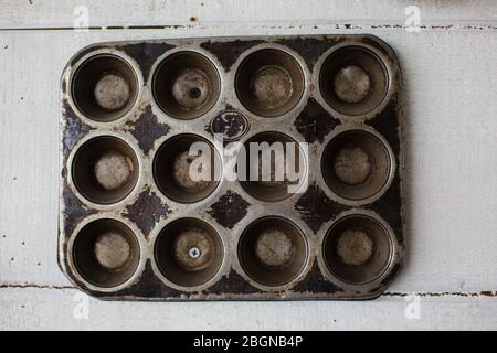 Verschiedene Arten von Backformen und Formen für Kuchen, Brot und Muffins. Stockfoto