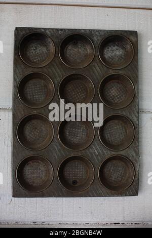 Verschiedene Arten von Backformen und Formen für Kuchen, Brot und Muffins. Stockfoto