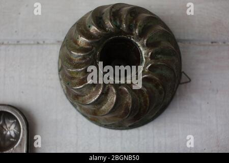 Verschiedene Arten von Backformen und Formen für Kuchen, Brot und Muffins. Stockfoto