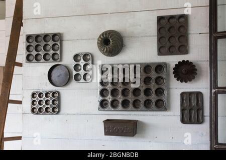 Verschiedene Arten von Backformen und Formen für Kuchen, Brot und Muffins. Stockfoto
