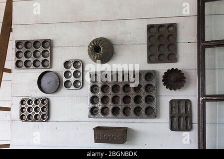 Verschiedene Arten von Backformen und Formen für Kuchen, Brot und Muffins. Stockfoto