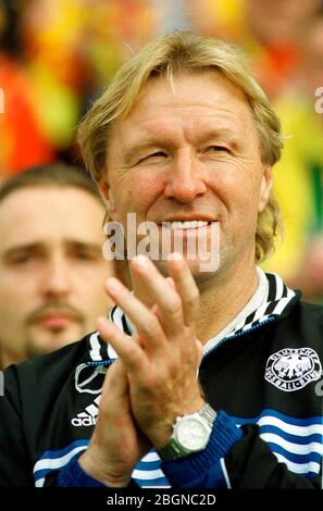 Lens, Frankreich 2.6.1999, Fußball, Länderspiel: Frankreich B (FRA, blau) gegen Deutschland A2 (GER, weiß) 2:1 - deutscher Teamchef Horst Hrubesch Stockfoto