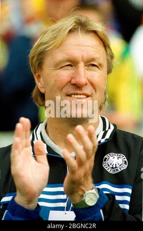 Lens, Frankreich 2.6.1999, Fußball, Länderspiel: Frankreich B (FRA, blau) gegen Deutschland A2 (GER, weiß) 2:1 - deutscher Teamchef Horst Hrubesch Stockfoto