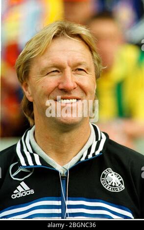 Lens, Frankreich 2.6.1999, Fußball, Länderspiel: Frankreich B (FRA, blau) gegen Deutschland A2 (GER, weiß) 2:1 - deutscher Teamchef Horst Hrubesch Stockfoto