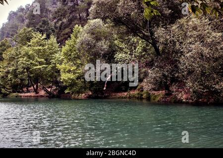 Natur im Libanon Berge Flüsse Chowein See Reserve Aktivitäten am See erfrischende Sportarten nach der langen Wanderung, um diesen Ort zu erreichen Stockfoto