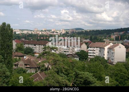 Blick über Hunedoara, Rumänien, mit Wohnhäusern aus der kommunistischen Ära, die die Landschaft dominieren Stockfoto