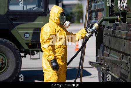 Neubiberg, Deutschland. April 2020. Soldat des ABC-Verteidigungskommandos produziert Desinfektionsmittel auf dem Gelände der Universität der Bundeswehr. An der Universität werden große Mengen an Oberflächendesinfektionsmittel hergestellt, um große öffentliche Bereiche vom Corona-Virus zu befreien. Kredit: Sven Hoppe/dpa/Alamy Live News Stockfoto