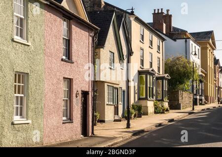 Alte Häuser an der Broad Street im Zentrum der ruhigen walisischen Stadt Presteigne, Powys, Großbritannien Stockfoto