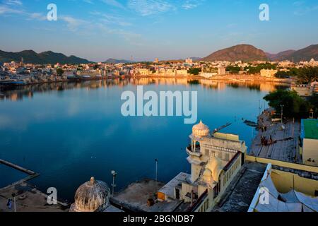 Blick auf die berühmte indische heilige Stadt Pushkar mit Pushkar-Ghats. Rajasthan, Indien Stockfoto