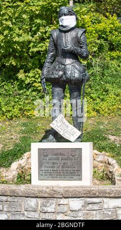 Lyme Regis, Dorset, Großbritannien. April 2020. UK Wetter: Heißer und sonniger Nachmittag bei Lyme Regis. Eine Statue von Admiral Sir George Somers KT (Gründer von Bemuda) in den Langmore Gardens, Lyme Regis donnerte eine Facemask als Geste der Wertschätzung und Dank an NHS-Mitarbeiter und Schlüsselarbeiter an der Frontlinie des Coronavirus. Kredit: Celia McMahon/Alamy Live News Stockfoto