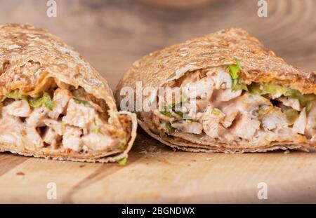Shawarma Nahost Gericht von Pita Brot, gefüllt mit gegrilltem und dann gehacktem Hühnerfleisch mit Gewürzen, Saucen und eingelegtem Salat. Hausgemachtes Gericht. Ma Stockfoto