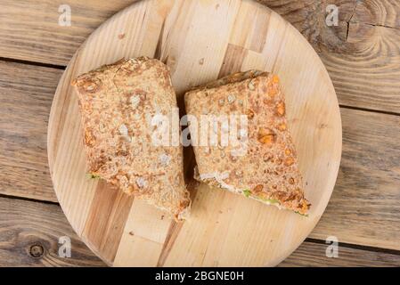 Shawarma Nahost Gericht von Pita Brot, gefüllt mit gegrilltem und dann gehacktem Hühnerfleisch mit Gewürzen, Saucen und eingelegtem Salat. Hausgemachtes Gericht. Sh Stockfoto