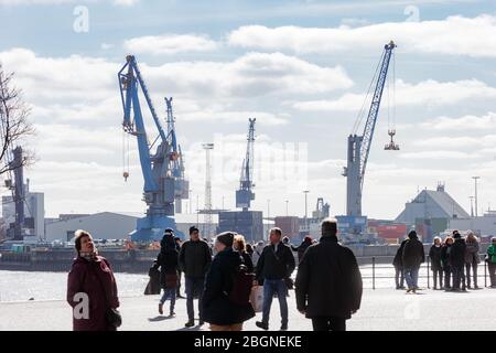 Hamburg, Deutschland. März 2020. Die Menschen stehen auf dem Platz der Deutschen Einheit vor der Elbphilharmonie, dem ehemaligen Kaispeicher A, in der Hamburger HafenCity. Quelle: Markus Scholz/dpa/Alamy Live News Stockfoto