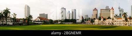 Kuala Lumpur - 18. März 2013: Blick auf das historische Zentrum Merdeka-Platz auf Hintergrund Wolkenkratzer von Banken und Sultan Abdul Samad Gebäude Stockfoto