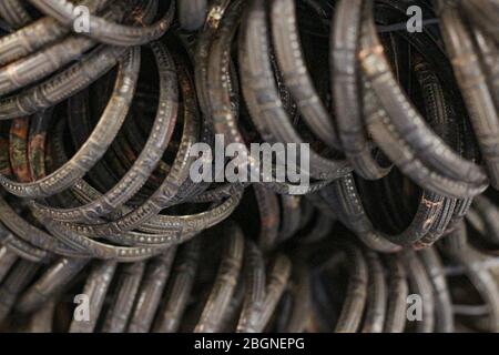 Legierungsbangles, die vor dem Polieren miteinander verschweißt wurden. Sie sind ein Ornament in Indien. Armreifen sind aus verschiedenen Materialien hergestellt diese U gemacht werden Stockfoto