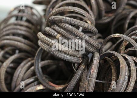 Legierungsbangles, die vor dem Polieren miteinander verschweißt wurden. Sie sind ein Ornament in Indien. Stockfoto