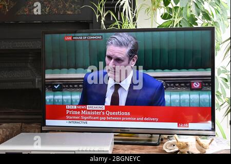 Der Führer der Labour Party Sir Keir Starmer, der den „stellvertretenden“ Premierminister Dominic Raab nach Covid-Tests bei PMQs fragt. Britisches Parlament. Stockfoto