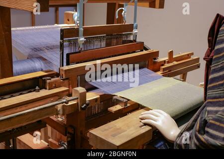 Dies ist eine Webmaschine alte Schule, die Baumwollfaden webt, um ein nahtloses Kleidungsstück wie Teppiche Hemden etc. Zu machen Stockfoto