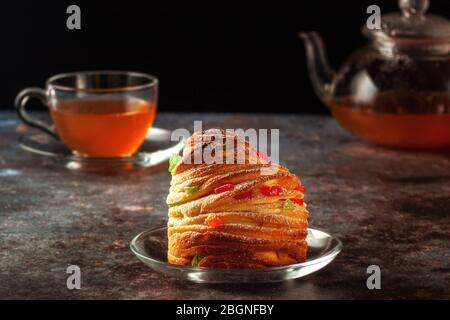 Kraffine mit Rosinen, kandierten Früchten und Mohn, mit Puderzucker bestreut. Stockfoto