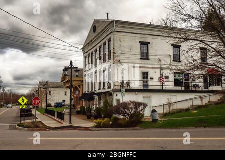 Fayetteville, New York, USA. 11. April 2020. Blick auf die kleine Stadt Fayetteville, einem Vorort von Syracuse, NY, an einem bewölkten Frühlingsmorgen Stockfoto