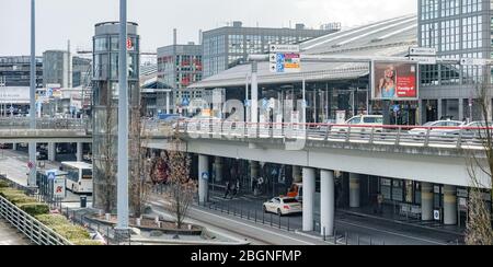 Hamburg, Deutschland. März 2020. Ansicht der Zufahrtsstraßen zur Abflugebene des Terminals 1 (oben) und der Ankunftsebene (unten) des Hamburger Flughafens. Quelle: Markus Scholz/dpa/Alamy Live News Stockfoto