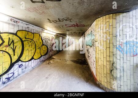 Hamburg, Deutschland. März 2020. Unter der Wandsbeker Allee im Stadtteil Wandsbek verläuft ein schmutziger und graffitiverschmierter Fußgängertunnel. Quelle: Markus Scholz/dpa/Alamy Live News Stockfoto