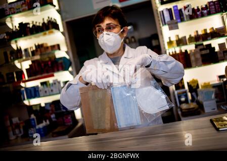 22. April 2020, Barcelona, Katalonien, Spanien - EIN Apotheker zeigt in Barcelona mehrere Modelle von Schutzmasken. Spanien wird mit der Deeskalation der Coronavirus-Maßnahmen beginnen, ohne das Auftreten der Epidemie zu kennen, stabilisieren sich die Sterbefälle des Coronavirus in den letzten 24 Stunden mit 435. Quelle: Jordi Boixareu/Alamy Live News Stockfoto