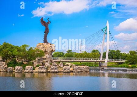 WICHITA, KANSAS - AUGUS 30, 2018: Der Zusammenfluss von Arkansas und Little Arkansas River am Keeper of the Plains nahe der Innenstadt von Wichita. Stockfoto