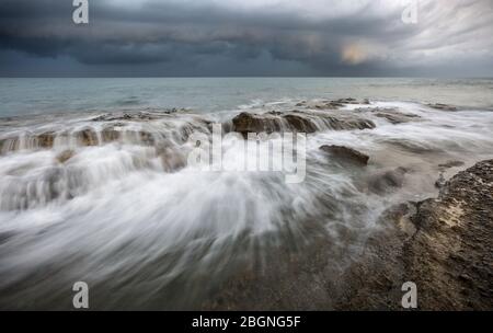 Stürmische Meereslandschaft am Argaka Strand, Zypern Stockfoto