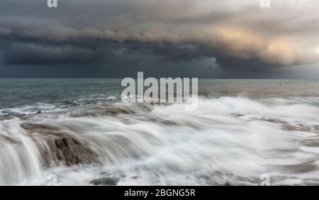 Stürmische Meereslandschaft am Argaka Strand, Zypern Stockfoto