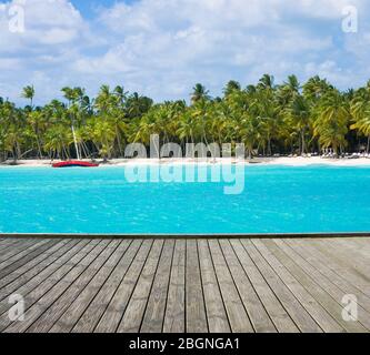 Leere Holzplattform mit tropischem Strand im karibischen Meer im Hintergrund, Insel Saona, Dominikanische Republik Stockfoto