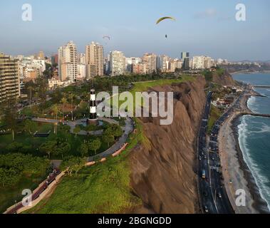 Leuchtturm am Ufer des Pazifischen Ozeans in Miraflores Bezirk von Lima, Peru. Stockfoto