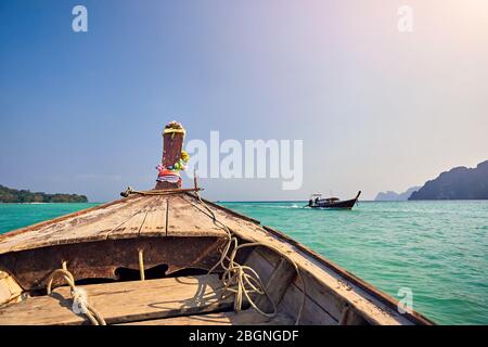 Kreuzfahrt bei Long Tail Boot mit Blick auf die tropischen Inseln bei Sonnenuntergang in der Andaman Sea, Thailand Stockfoto