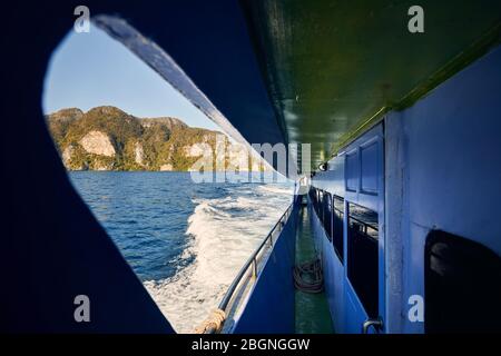 Kreuzfahrt Fähre in der Nähe von Tropical Islands, an einem sonnigen Tag in der Andaman Sea, Thailand Stockfoto