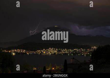 Gewitter mit Blitzen über dem Pilatus in Luzern, Schweiz, beleuchten den Nachthimmel /Gewitter über dem Pilatus in Luzern mit Blitzen Stockfoto