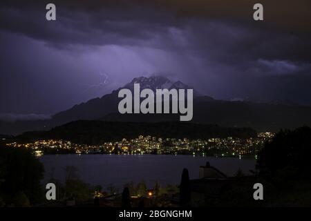 Gewitter mit Blitzen über dem Pilatus in Luzern, Schweiz, beleuchten den Nachthimmel /Gewitter über dem Pilatus in Luzern mit Blitzen Stockfoto