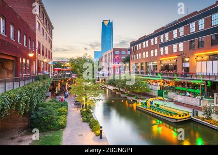 Oklahoma City, Oklahoma, USA Stadtbild in Bricktown in der Abenddämmerung. Stockfoto