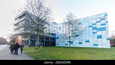 Hamburg, Deutschland. März 2020. Im Hamburger Stadtteil Wandsbek an der Kattunbleiche sind das Magazin (r.) und das Verwaltungsgebäude des Hamburger Staatsarchivs zu sehen. Quelle: Markus Scholz/dpa/Alamy Live News Stockfoto