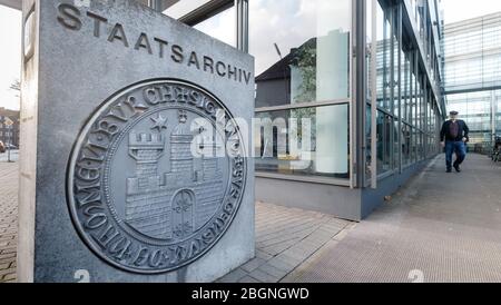 Hamburg, Deutschland. März 2020. Das Hamburger Wappen ist eine Betonskulptur am Eingang zum Hamburger Staatsarchiv. Quelle: Markus Scholz/dpa/Alamy Live News Stockfoto