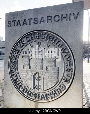 Hamburg, Deutschland. März 2020. Das Hamburger Wappen ist eine Betonskulptur am Eingang zum Hamburger Staatsarchiv. Quelle: Markus Scholz/dpa/Alamy Live News Stockfoto