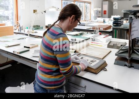 Hamburg, Deutschland. März 2020. Ein Archivar arbeitet in der Bildabteilung des Staatsarchivs Hamburg. Quelle: Markus Scholz/dpa/Alamy Live News Stockfoto