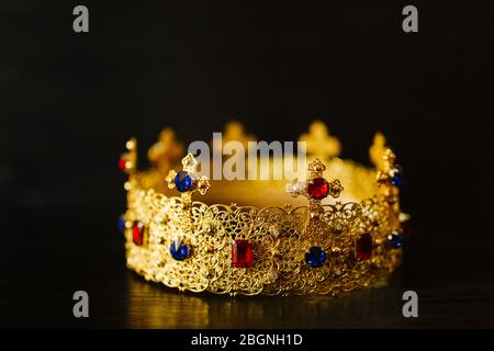 Goldene Krone mit blauen und roten Edelsteinen verkrustet Stockfoto