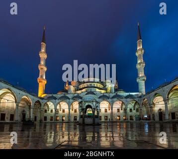 Blick auf die Neue Moschee, Yeni Cami. Istanbul. Türkei Stockfoto