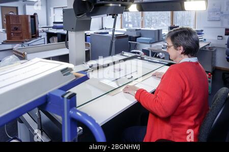 Hamburg, Deutschland. März 2020. Ein Fotograf arbeitet an der Mikrofilmkamera des Staatsarchivs Hamburg. Quelle: Markus Scholz/dpa/Alamy Live News Stockfoto