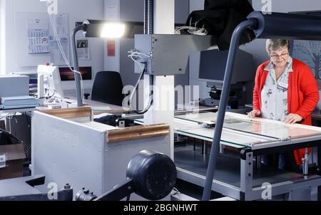 Hamburg, Deutschland. März 2020. Ein Fotograf arbeitet an der Mikrofilmkamera des Staatsarchivs Hamburg. Quelle: Markus Scholz/dpa/Alamy Live News Stockfoto