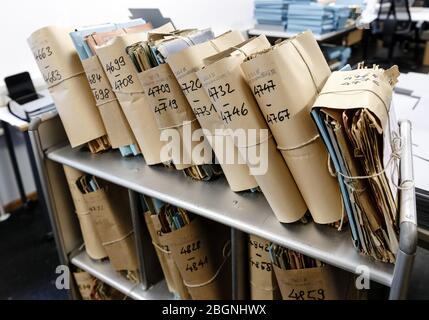 Hamburg, Deutschland. März 2020. Historische Akten befinden sich auf einem Trolley in der Restaurierungswerkstatt des Hamburger Staatsarchivs. Quelle: Markus Scholz/dpa/Alamy Live News Stockfoto